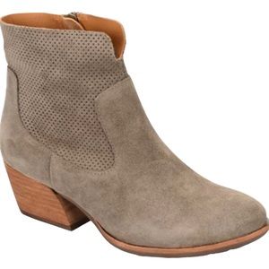 Kork ease Mindo booties in Taupe NWOT Size 6